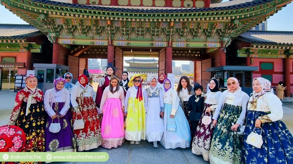 Jelajah Istana Gyeongbohgung Pakai Hanbok