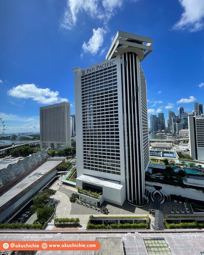 pemandangan dari dalam kamar hotel conrad