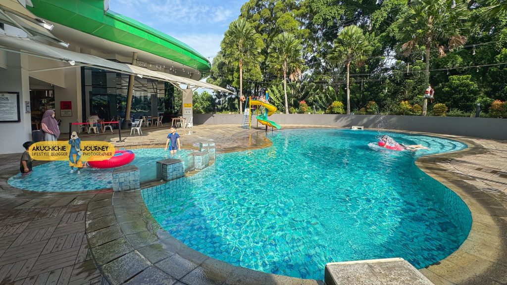 Kolam renang Ibis Styles Bogor Raya